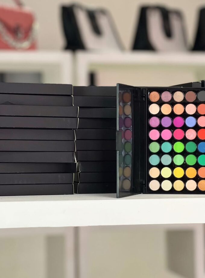 Compact 40 colour pallete